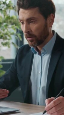 Profesyonel Kafkasyalı iş adamı bilgisayarla konuşuyor. Video konuşma mesafesinde webinar erkek HR yöneticisi CEO 'su. Çevrimiçi iş adamı.