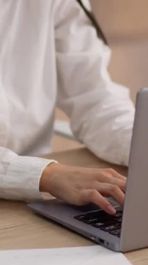 Asyalı Çinli iş kadını etnik kadın iş kadını Koreli iş kadını girişimci ofis çalışanı hr yönetici sekreter öğrenci çevrimiçi dizüstü bilgisayarda bilgisayar teknisyeni yazıyor.