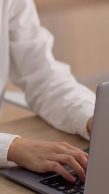 Odaklanmış Asyalı Çinli iş kadını yöneticisi internette dizüstü bilgisayarı daktilo ediyor çalışanı, çalışanı, sekreteri, sekreteri, iş kadını Koreli kadın bilgisayar aygıtı.