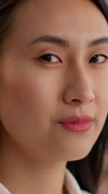 Mutlu Asyalı Çinli iş kadını portresi ofiste kameraya bakıp gülümsüyor profesyonel bayan uzman kız memnun Koreli iş kadını işveren CEO 'su iç mekanda kariyer yapıyor.