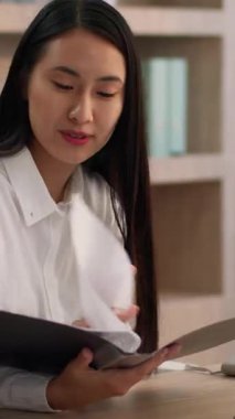 İnternetten konuşan Asyalı Japon kadın ofis çalışanı laptoptan arama belgeleri klasörü kendine güvenen iş kadını kız Koreli Çinli iş kadını yönetici avukat uzaktan görüşme istemcisine danış.