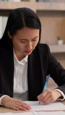 Öfkeli Asyalı Çinli iş kadını hatalar yapıyor. Kağıt kırıntıları atıyor. Çok çalışan Japon bayan ofis çalışanı Koreli etnik iş kadını.