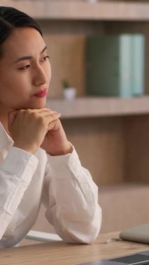 Düşünen Asyalı Japon iş kadını hayal ederek parmak ofisi kurma fikri Çinli kadın işadamı Çinli iş kadını yönetici girişimci girişimci projesini iç mekanda dizüstü bilgisayar yazma işini hızlandırdı.