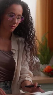 İspanyol iş kadını baş ağrısı çeken ev bilgisayarı, göz yorgunluğu, göz yorgunluğu, Latin kadın göz gezdirme, yazı yazma, yorgun kız iş kadını, gözlük çıkarma, görme sorunu, aşırı çalışma.