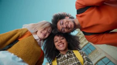 Sonuç olarak, üç çok ırklı öğrenci gülümsüyor. Başları öne eğik, üniversiteli kızlar, beyaz kadınlar, Afrikalı Amerikalı erkekler, üniversiteli erkekler, güzel jestlerden hoşlanırlar.