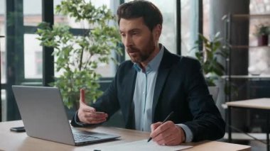 Profesyonel Kafkasyalı iş adamı bilgisayarla konuşuyor. Video konuşma mesafesinde webinar erkek HR yöneticisi CEO 'su. Çevrimiçi iş adamı.