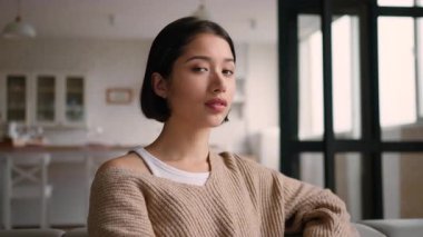 Mutlu, gülümseyen İspanyol, beyaz kadın ev mutfağına bakıyor. Neşeli, neşeli, sağlıklı Latin kız. Ev sahibi, ev sahibi, kiracı, ev kredisi, ev kredisi, ev kredisi, ev kredisi, ev kredisi, gülen kadın.