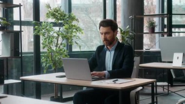 Modern ofiste dizüstü bilgisayarı daktilo eden Kafkasyalı işadamı profesyonel erkek girişimci işveren yöneticisinin verileri analiz eden online iş adamı hakkında araştırma yaptığına dikkat çekiyor.