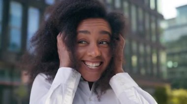 Heyecanlı Afrikalı Amerikalı iş kadını şehir dışında başarısını kutluyor. Kız öğrenci, etnik girişimci, işveren, eğlence, zafer, kariyer kazananı.