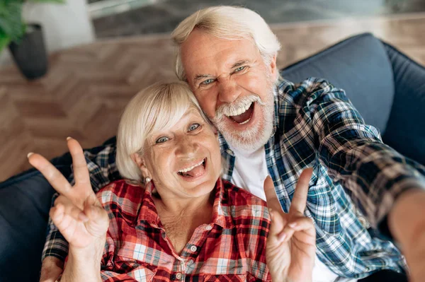 Happy Cheerful Elderly Modern Spouses Mature Couple Makes Foolish Selfie — Stock Photo, Image