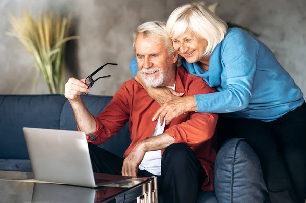 Boldog Idős Ősz Hajú Házastársak Töltenek Időt Közösségi Média Míg — Stock Fotó
