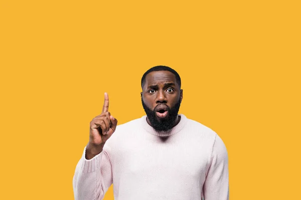 Przystojny Afroamerykanin Wskazuje Palcem Miejsce Reklamę Jego Twarz Jest Podekscytowany — Zdjęcie stockowe