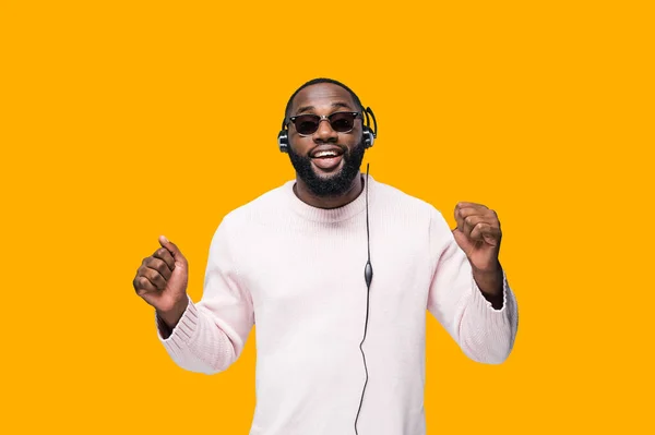 Cheerful African American Attractive Man Eyeglasses Enjoys Music Podcast Headphones — Stock Photo, Image