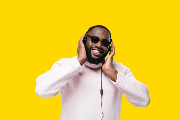 Smiling African American Attractive Man Eyeglasses Enjoy His Favourite Playlist — Stock Photo, Image