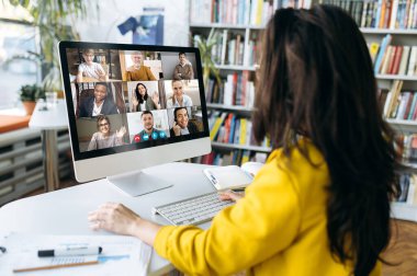 Çok ırklı iş adamları çevrimiçi video konferansında finansal stratejiyi tartıştılar, meslektaşları dizüstü bilgisayarda uzak bir webcam konferansı düzenlediler.