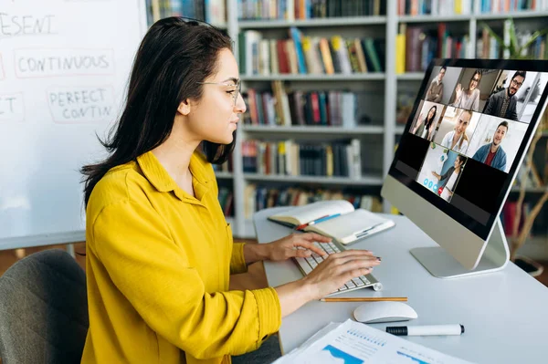 Pendidikan Online Seorang Siswi Yang Belajar Secara Online Rumah Fokus — Stok Foto