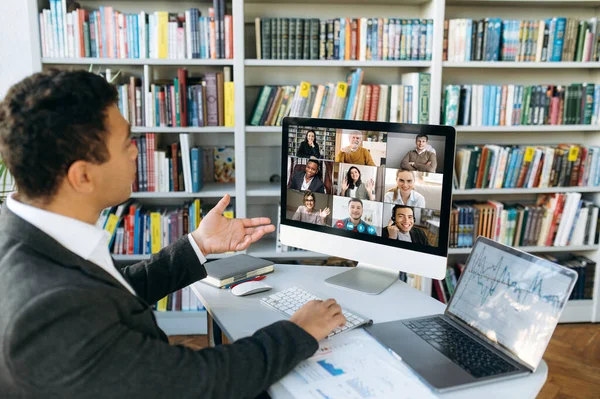 온라인 비디오 콘퍼런스 성공적 사업가는 그래프와 전략에 컴퓨터를 사용하여 전화를 — 스톡 사진