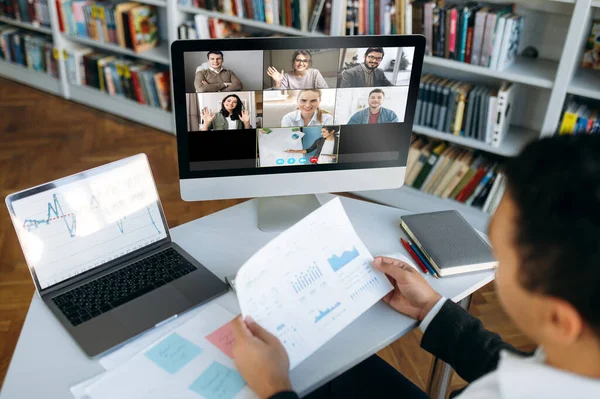 사업가들이 온라인 비디오 콘퍼런스에 전략에 토론하고 동료들은 노트북으로 콘퍼런스를 가지고 — 스톡 사진