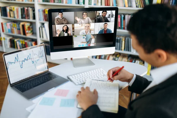 온라인 비디오 콘퍼런스 성공적 사업가는 그래프와 전략에 컴퓨터를 사용하여 전화를 — 스톡 사진