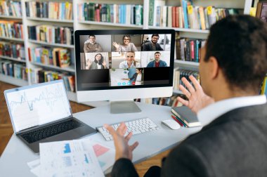 Çok ırklı iş adamları çevrimiçi video konferansında finansal stratejiyi tartıştılar, meslektaşları dizüstü bilgisayarda uzak bir webcam konferansı düzenlediler.