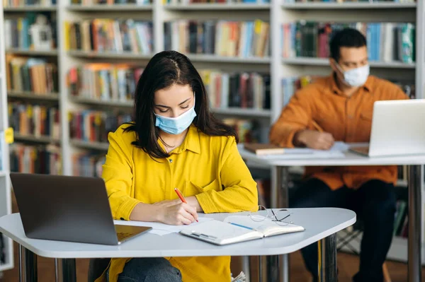 Educação Durante Quarentena Alunos Sentam Uma Distância Outro Com Máscaras — Fotografia de Stock