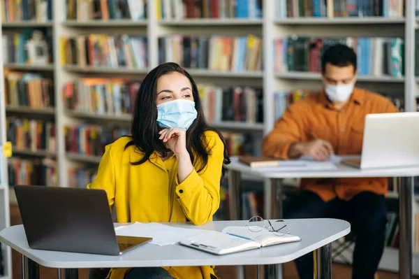 Aprendiendo Durante Una Pandemia Los Estudiantes Sientan Una Distancia Unos — Foto de Stock