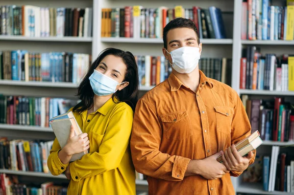 Jovem Elegante Mulher Estudantes Vestindo Máscaras Protetoras Ficam Lado Uns — Fotografia de Stock