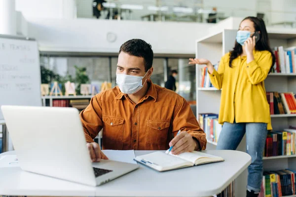 Homem Negócios Bem Sucedido Moderno Usando Máscara Médica Protetora Estão — Fotografia de Stock