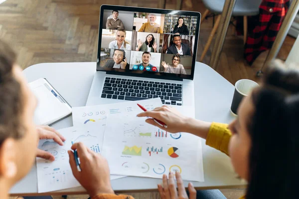 Online Video Chat Laptop Monitor Nézet Női Férfi Váll Alatt — Stock Fotó