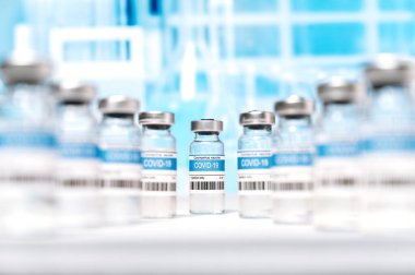 Koronavirüsü önleme. İnsanlar için COVID-19 Corona virüsü aşısı olan ampuller. Coronavirus aşısı imalatı, dünya çapında aşı ve sağlık konsepti