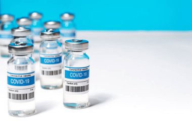 Koronavirüs enfeksiyonuna karşı aşısı olan tıbbi ampuller. COVID-19 'un aşılanması ve önlenmesi. Koronavirüs salgınına karşı tüm dünya için bir aşı üretimi. Boşluğu kopyala