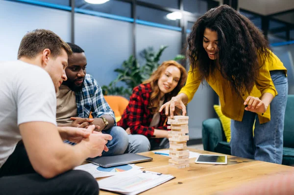 Grupo Multiétnico Jóvenes Empresarios Sientan Oficina Moderna Los Colegas Estudiantes — Foto de Stock