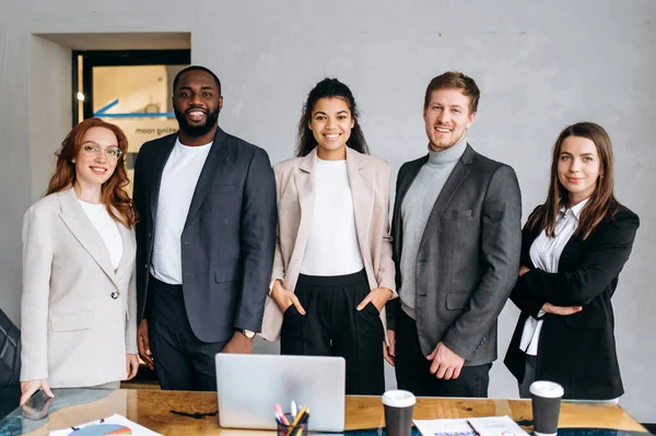 Retrato Del Exitoso Equipo Negocios Multirracial Que Encuentra Oficina Moderna — Foto de Stock