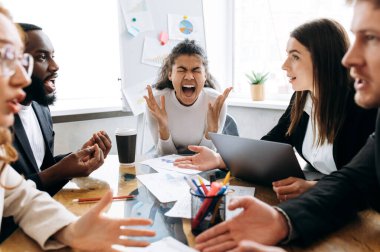 Başarısız brifing toplantısı. Yorgun çok ırklı meslektaşlar, iş sorunları, başarısız proje veya girişim yaşadıklarını savunuyorlar. Afrikalı Amerikalı kadın patron stresli ve bağırıyor.