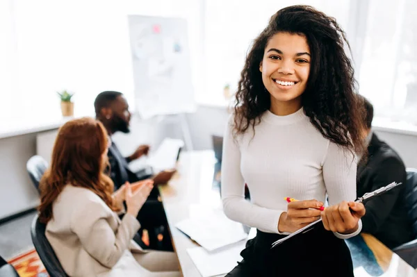 Retrato Elegante Mujer Gerente Reunión Negocios Joven Empresaria Exitosa Mira — Foto de Stock