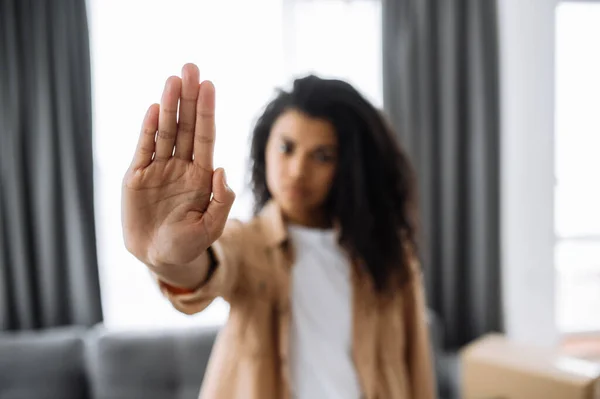 Африканська американська молода жінка демонструє жест камери. Боротьба за жіноче виборче право і гендерну рівність, проти домашнього насильства і расового расизму. Глобальний рух за права жінок. — стокове фото