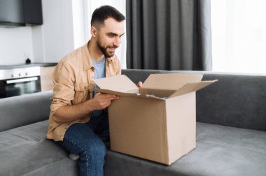Eve teslim. Tarz sahibi beyaz adam siparişini aldı, paketini boşalt. Faiziyle mutlu bir adam karton kutunun içine bakar, kanepeye oturur, internet mağazalarından alışveriş yapar, internetten yeni kıyafetler alır.
