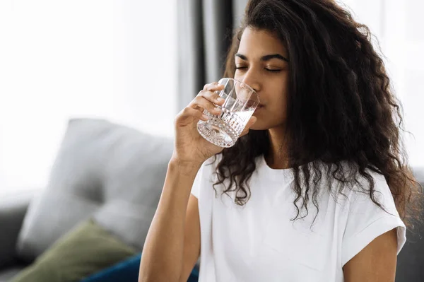 Hermosa Chica Seguir Estilo Vida Saludable Beber Agua Pura Mujer — Foto de Stock