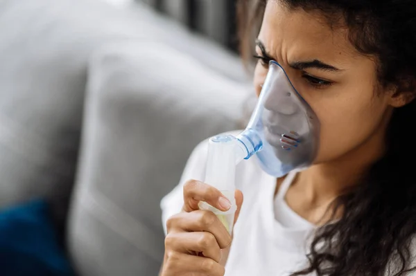 Foto Close Uma Jovem Afro Americana Colocando Máscara Oxigênio Tendo — Fotografia de Stock