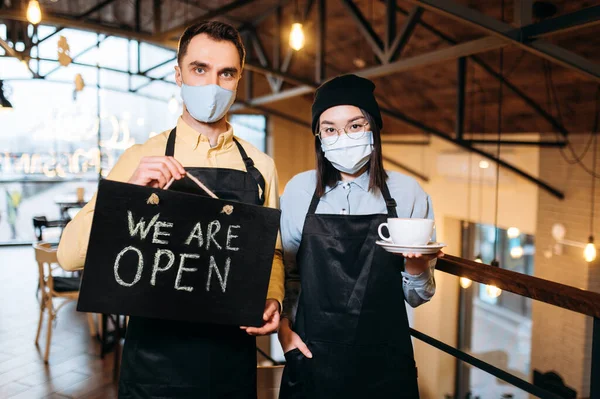 Dois Garçons Multirraciais Amigáveis Usando Máscaras Protetoras Ficam Dentro Restaurante — Fotografia de Stock
