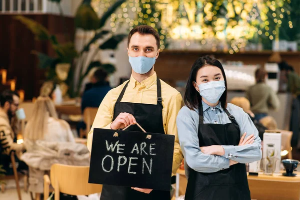 Bem Vindo Dois Garçons Amigáveis Usando Máscaras Proteção Satisfeito Jovem — Fotografia de Stock