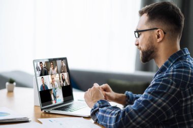 Video görüşmesi, online iş görüşmesi, online eğitim. Başarılı Kafkasyalı serbest çalışan ya da öğrenci iş arkadaşlarıyla iletişim kuruyor ya da video konferansı yoluyla çevrimiçi öğrenim görüyor