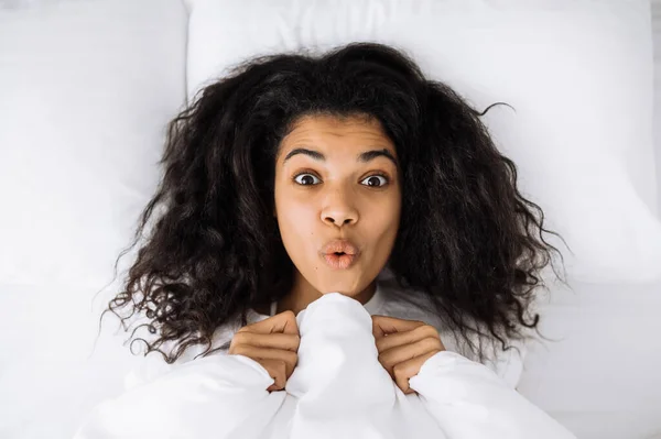 Mujer Joven Afroamericana Yacía Cama Posando Haciendo Caras Graciosas Feliz — Foto de Stock