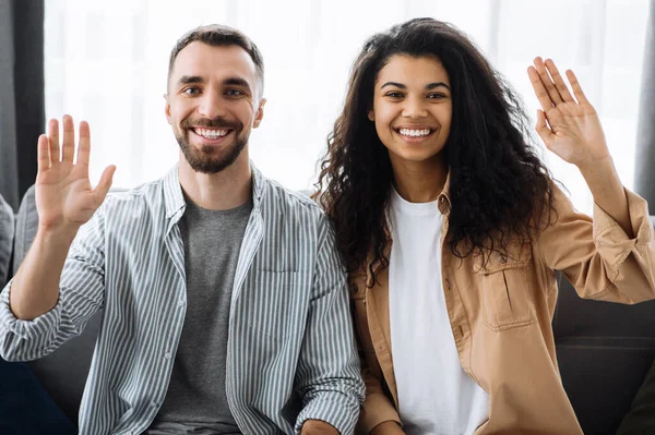 Dos Colegas Estudiantes Pareja Enamorada Chico Caucásico Chica Afroamericana Sentados — Foto de Stock