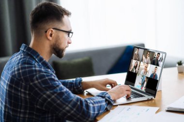 Video görüşmesi, online iş görüşmesi, brifing. Başarılı Kafkasyalı serbest çalışan iş arkadaşlarıyla ekonomik trendler ve strateji hakkında video konferansı yoluyla iletişim kuruyor. Uzak çalışma