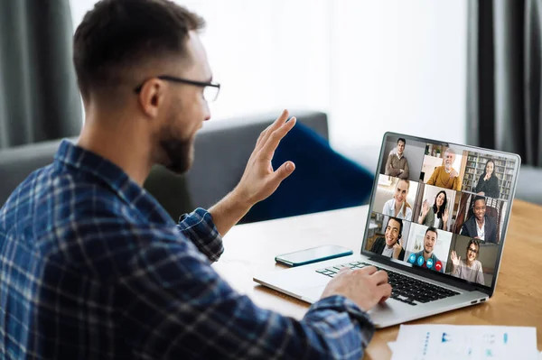 온라인 브리핑 성공적 코카서스 프리랜서는 비디오 컨퍼런스에서 흔들며 동료들에게 인사를 — 스톡 사진