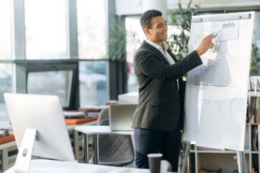 Online iş brifingi. Başarılı bir İspanyol iş adamı iş arkadaşlarıyla video konferansında iletişim kurar, bir çalışma planı ve stratejisinden bahseder.