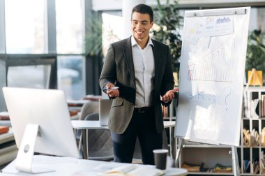 Çevrimiçi iş toplantısı. Başarılı bir İspanyol iş adamı iş arkadaşlarıyla çevrimiçi bir konferans düzenler, bir iş planından bahseder.