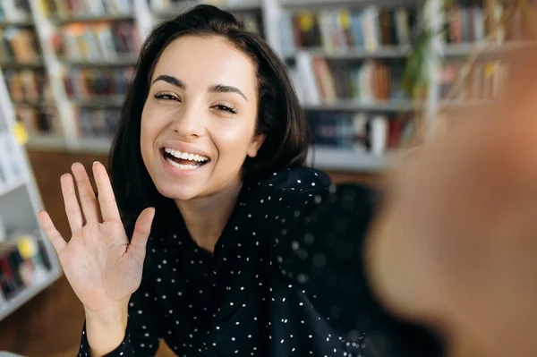 Selfie Jovem Atraente Mulher Caucasiana Alegre Leva Uma Selfie Telefone — Fotografia de Stock