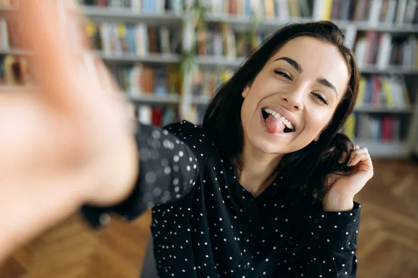 Selfie Alegre Mujer Joven Caucásica Toma Una Selfie Teléfono Mira — Foto de Stock